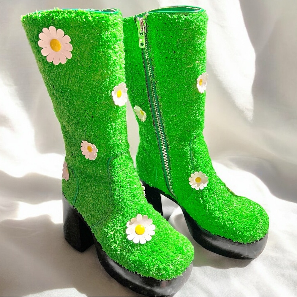Size 7…….…Unique Daisy Turf Black Platform Boots. New……dELiA*s #007